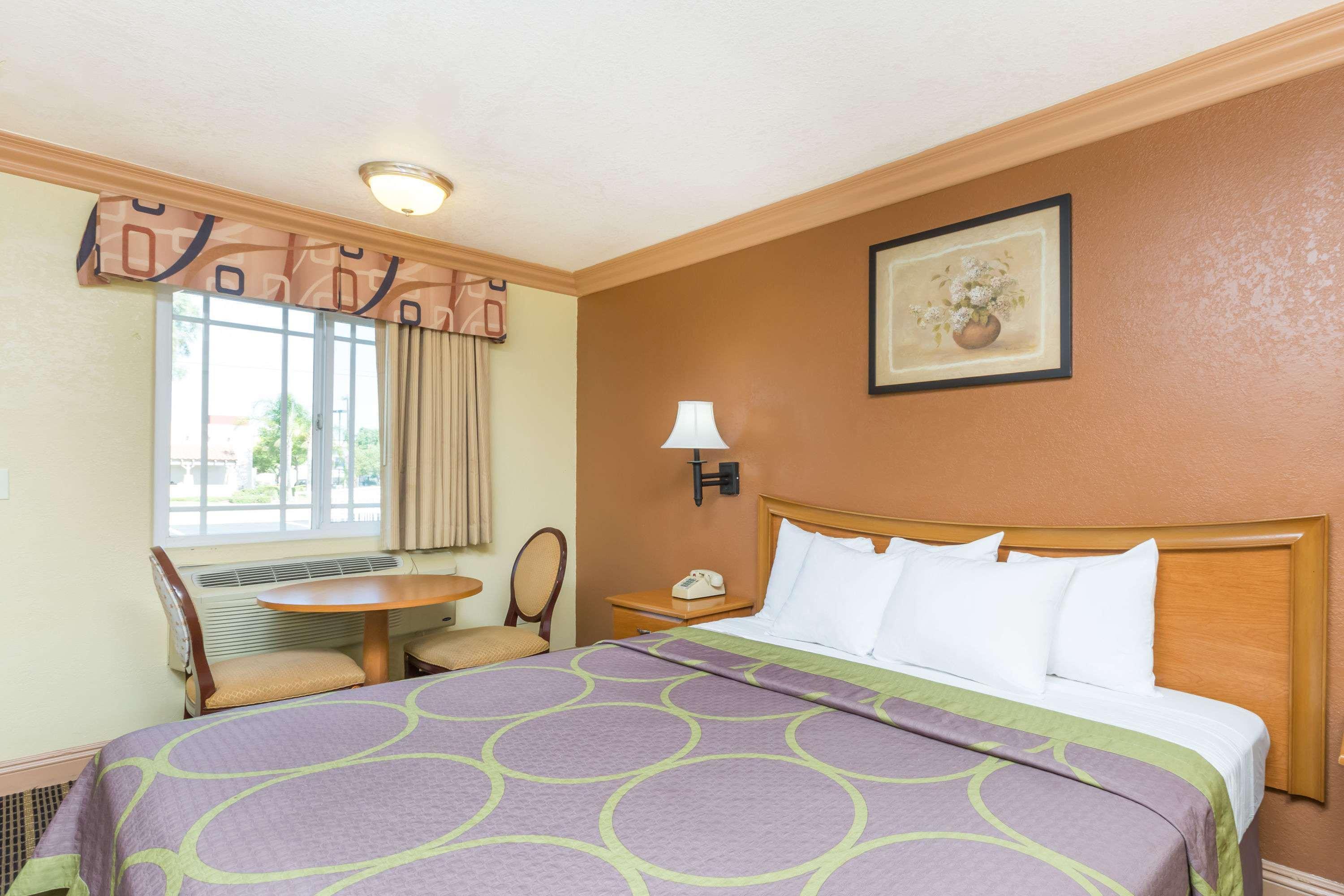 Super 8 by Wyndham Azusa Bagian luar foto