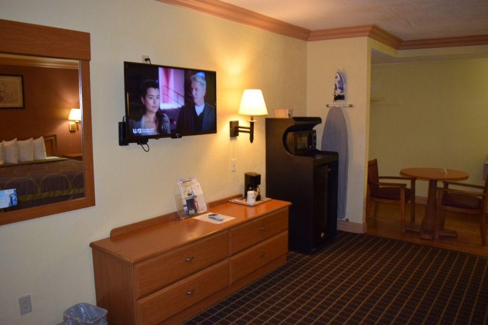 Super 8 by Wyndham Azusa Bagian luar foto