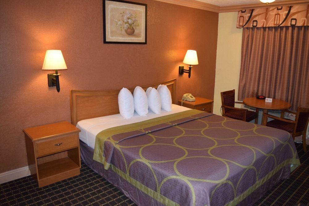 Super 8 by Wyndham Azusa Bagian luar foto