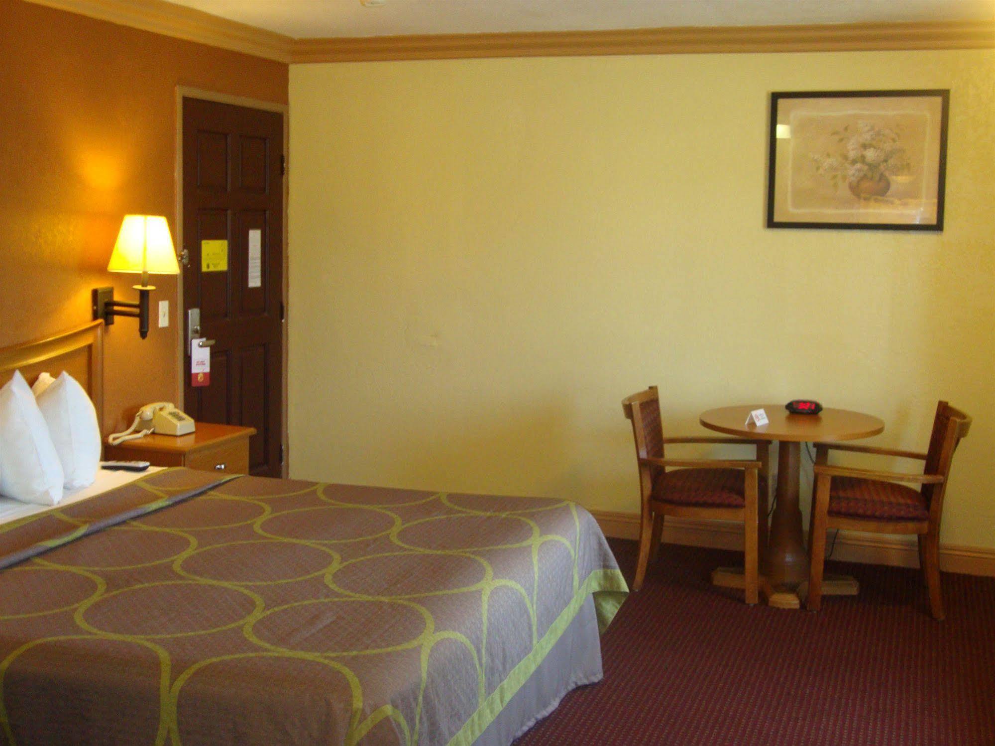 Super 8 by Wyndham Azusa Bagian luar foto