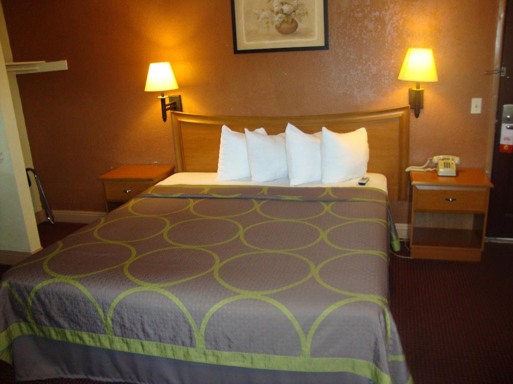 Super 8 by Wyndham Azusa Bagian luar foto